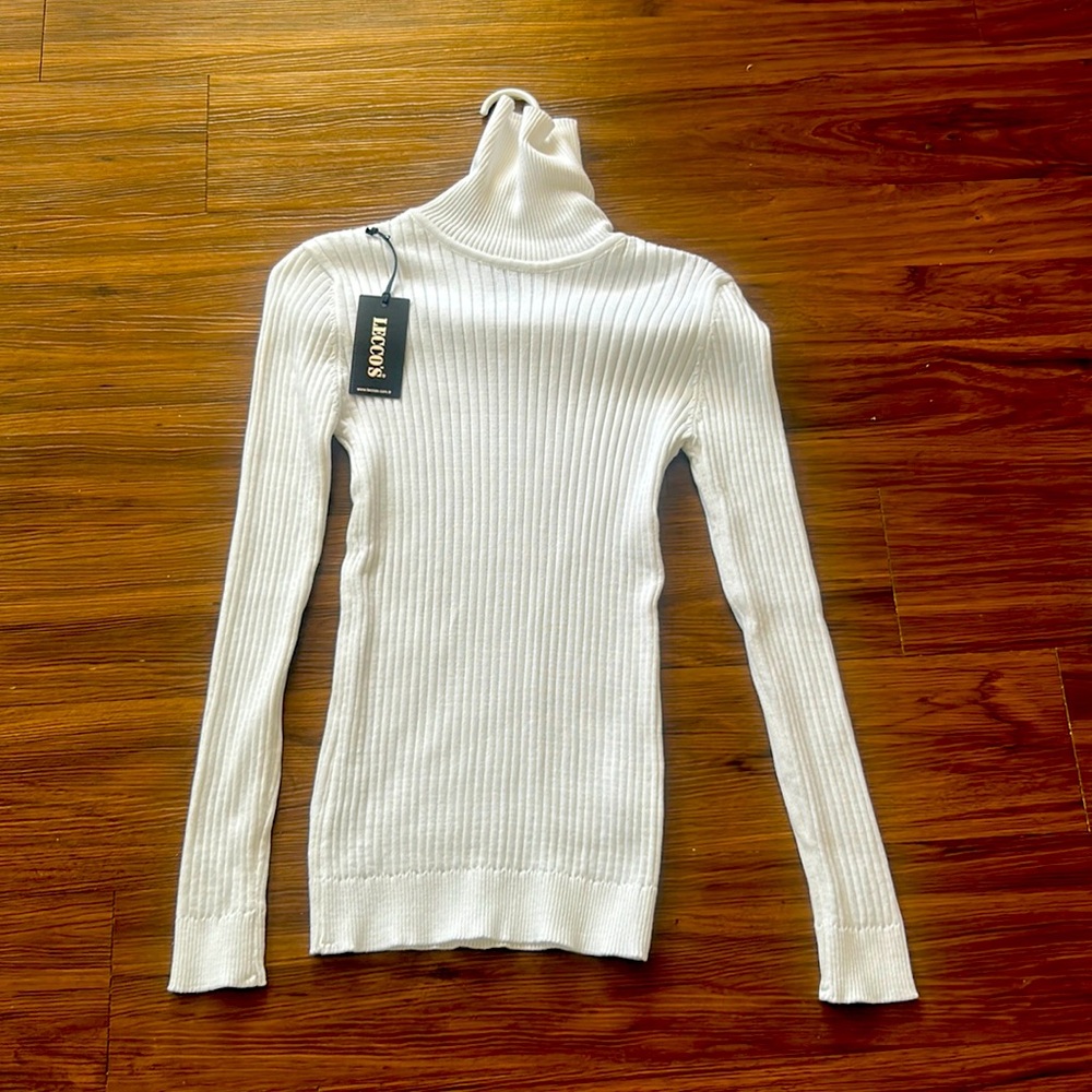 WHITE TURTLENECK